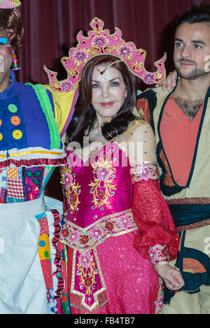 Priscilla Presley al photocall per 'Aladdin' a Milton Keynes Theatre nel novembre 18, 2015 in Milton Keynes, Foto Stock