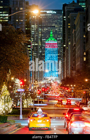 New York natale New York Street Park Avenue e decorazioni di New York City di alberi di Natale il traffico Foto Stock