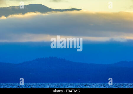 Vista del tramonto da Rathtrevor Beach, Isola di Vancouver Foto Stock