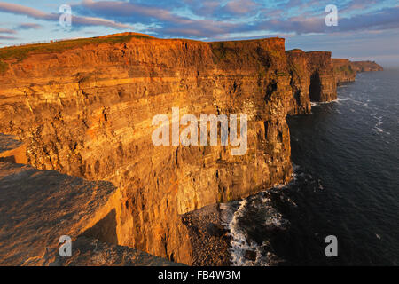 Scogliere di Moher vicino a Doolin e Liscannor, County Clare, Irlanda Foto Stock