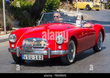 Un classico di MGA cabrio auto sportiva su strada a Malta Foto Stock