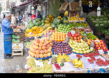 Istanbul, Turkey-Sept xix 2015. Un fornitore di frutta si prepara per la sua pressione di stallo nel quartiere di Beyoglu. Il frutto è a buon mercato e abbondante Foto Stock