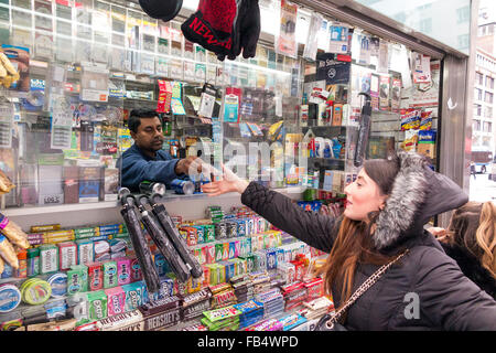 New York, Stati Uniti d'America. 9 Gen, 2016. Un venditore ambulante che danno un Powerball biglietti della lotteria per una giovane donna sulla strada di New York City, NY per un record prezzo vincente di 900 milioni di dollari di Sabato, Gennaio 9th, 2016 Credit: Gregorio Gard/Alamy Live News Foto Stock