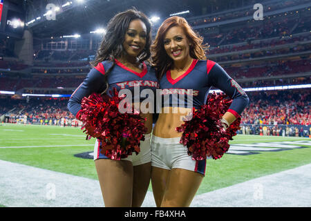 Houston, Texas, Stati Uniti d'America. Il 9 gennaio, 2016. Houston Texans cheerleader pongono nel corso del quarto trimestre di un playoff NFL Game tra Houston Texans e il Kansas City Chiefs a NRG Stadium di Houston, TX su Gennaio 9th, 2016 nell'AFC wild card game. Credito: Trask Smith/ZUMA filo/Alamy Live News Foto Stock