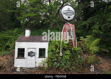 Murphy's Stout logo su un vecchio in disuso della pompa benzina vicino a Laragh villaggio sulla penisola di Beara, nella contea di Kerry, Irlanda Foto Stock