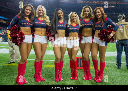 Houston, Texas, Stati Uniti d'America. Il 9 gennaio, 2016. Houston Texans cheerleader pongono nel corso del quarto trimestre di un playoff NFL Game tra Houston Texans e il Kansas City Chiefs a NRG Stadium di Houston, TX su Gennaio 9th, 2016 nell'AFC wild card game. Credito: Trask Smith/ZUMA filo/Alamy Live News Foto Stock