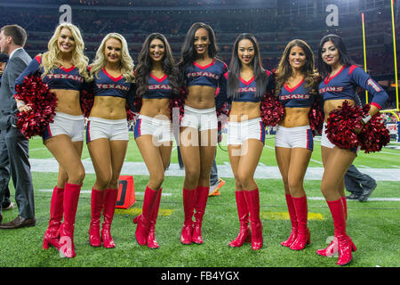Houston, Texas, Stati Uniti d'America. Il 9 gennaio, 2016. Houston Texans cheerleader pongono nel corso del quarto trimestre di un playoff NFL Game tra Houston Texans e il Kansas City Chiefs a NRG Stadium di Houston, TX su Gennaio 9th, 2016 nell'AFC wild card game. Credito: Trask Smith/ZUMA filo/Alamy Live News Foto Stock