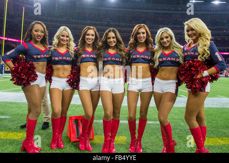 Houston, Texas, Stati Uniti d'America. Il 9 gennaio, 2016. Houston Texans cheerleader pongono nel corso del quarto trimestre di un playoff NFL Game tra Houston Texans e il Kansas City Chiefs a NRG Stadium di Houston, TX su Gennaio 9th, 2016 nell'AFC wild card game. Credito: Trask Smith/ZUMA filo/Alamy Live News Foto Stock