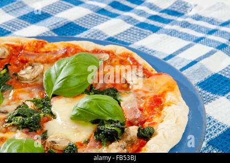 In casa calda pizza italiana pronto a mangiare Foto Stock