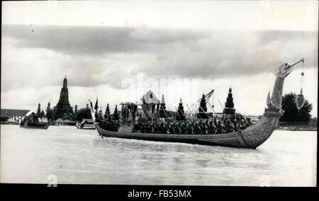 1972 - Golden Barge porta il Re Tailandese: segna la fine della Quaresima buddista del Royal Barge della Thailandia si sposta lentamente verso il basso il fiume Chao Phya in Bangkok portante il re. Dietro di esso sono un flusso di 38 chiatte presidiata da oltre un migliaio di (1629) Royal Thai marinai - tutti per celebrare la fine del digiuno come il re fa la sua annal visita alla Pagoda Wat Arun (fondo), guardato da migliaia di suoi sudditi. Conformata a golden Swan, la chiatta è moderne imbarcazioni Viking. © Keystone Pictures USA/ZUMAPRESS.com/Alamy Live News Foto Stock