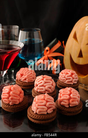 Funny cookie con i cervelli di marzapane di Halloween Foto Stock