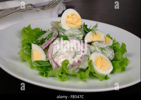 Il ravanello con insalata di cetrioli e uova di quaglia per la salsa di latte Foto Stock