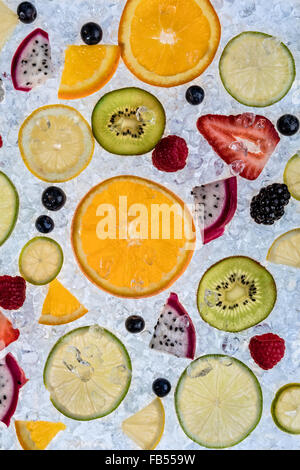 Chiusura del mix di frutta sul ghiaccio di moto Foto Stock