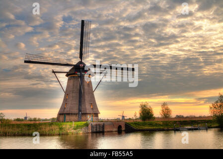 Il mulino a vento e acqua canal a Kinderdijk, Paesi Bassi Foto Stock