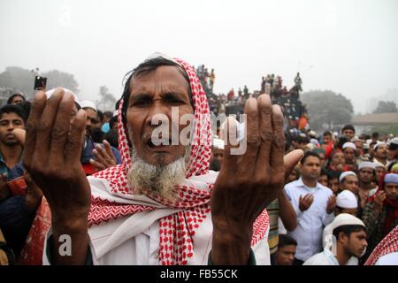 Dacca, Bagladesh. Il 10 gennaio, 2016. Musulmana del Bangladesh di partecipare Akheri Munajat, ultima preghiera a conclusione del Biswa Ijtema o Musulmana Mondiale Congregazione a Tongi, circa 30 km a nord di Dhaka il 10 gennaio 2016. Mllions musulmani uniti in preghiera sulle rive di un fiume in Bangladesh è il secondo più grande annuale congregazione islamica si è conclusa oggi. Credito: Rehman Asad/Alamy Live News Foto Stock