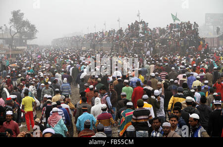 Dacca, Bagladesh. Il 10 gennaio, 2016. Musulmana del Bangladesh di aspettativa su un treno sovraffollato dopo aver frequentato il Biswa Ijtema o Musulmana Mondiale Congregazione a Tongi, circa 30 km a nord di Dhaka il 10 gennaio 2016. Milioni di musulmani uniti in preghiera sulle rive di un fiume in Bangladesh è il secondo più grande annuale congregazione islamica si è conclusa oggi. Credito: Rehman Asad/Alamy Live News Foto Stock