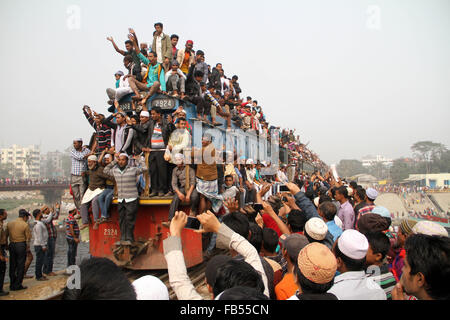 Dacca, Bagladesh. Il 10 gennaio, 2016. Musulmana del Bangladesh di aspettativa su un treno sovraffollato dopo aver frequentato il Biswa Ijtema o Musulmana Mondiale Congregazione a Tongi, circa 30 km a nord di Dhaka il 10 gennaio 2016. Milioni di musulmani uniti in preghiera sulle rive di un fiume in Bangladesh è il secondo più grande annuale congregazione islamica si è conclusa oggi. Credito: Rehman Asad/Alamy Live News Foto Stock