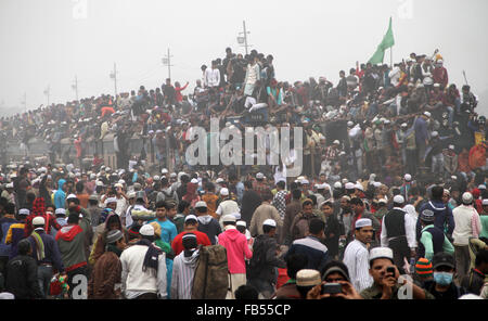 Dacca, Bagladesh. Il 10 gennaio, 2016. Musulmana del Bangladesh di aspettativa su un treno sovraffollato dopo aver frequentato il Biswa Ijtema o Musulmana Mondiale Congregazione a Tongi, circa 30 km a nord di Dhaka il 10 gennaio 2016. Milioni di musulmani uniti in preghiera sulle rive di un fiume in Bangladesh è il secondo più grande annuale congregazione islamica si è conclusa oggi. Credito: Rehman Asad/Alamy Live News Foto Stock