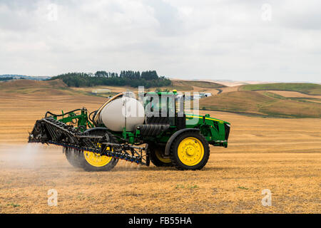 John Deere irroratrice semovente erbicida di spruzzatura su un campo in anticipo di prepararlo per l'impianto nella regione di Palouse di EAS Foto Stock