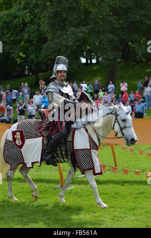Un cavaliere medievale a cavallo a un torneo di giostre a Linlithgow Palace, Scozia Foto Stock