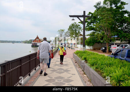 La gente viaggia e ritratto al mercato galleggiante di Amphawa su dicembre 6, 2015 a Samut Songkhram, Thailandia Foto Stock