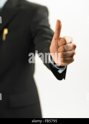 L'uomo iin il business suit mostrare mano segno di pollice in alto Foto Stock