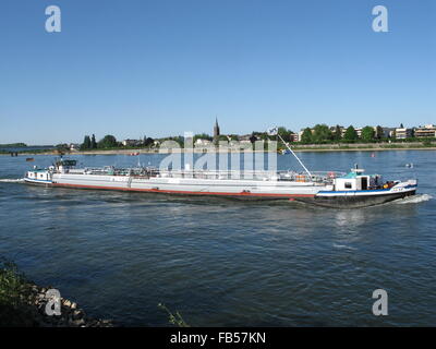 Il fiume Reno paesaggio con una nave da carico vicino a Bonn, Germania Foto Stock