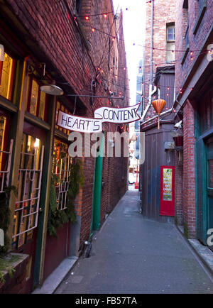 "Hearts Content' e altri negozi situati nella ventola Tan vicolo, Canada della strada più stretta, in Victoria, BC. Foto Stock