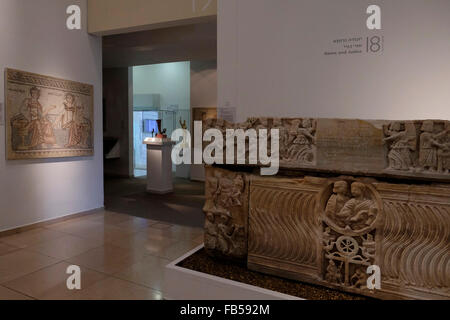 Sarcofagi antichi esposti nella Bibbia Museo Terre in Givat Ram Gerusalemme ovest Israele Foto Stock