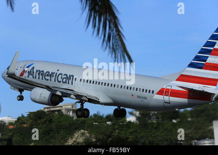 Un American Airlines Boeing 737 uscire Princess Juliana International Airport in Sint Maarten.per Miami Foto Stock