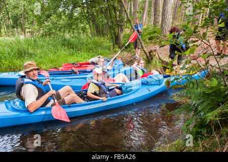 Fiume Plawa, Polonia - 26 agosto 2015: canoisti indossare giubbotti di salvataggio la preparazione di fluire dalla banca Foto Stock