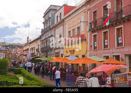 Ristoranti e caffè intorno alla Plaza de la Paz (Piazza della pace) in Guanajuato, Messico Foto Stock