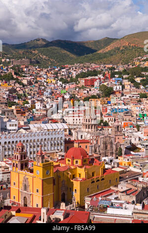 Una vista a volo di uccello sull'edifici colorati sulla collina del sito Patrimonio Mondiale dell'UNESCO città di Guanajuato, Messico Foto Stock