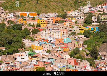 Edifici colorati sulla collina del sito Patrimonio Mondiale dell'UNESCO città di Guanajuato, Messico Foto Stock