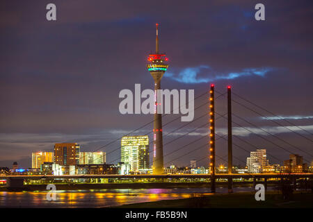 Il fiume Reno a Düsseldorf, Germania, Skyline del Media Harbour, Torre sul Reno, City Gate edificio, Rheinkniebrücke Foto Stock