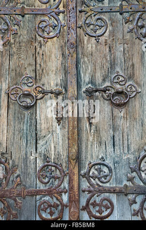 Medievale decorazioni di metallo su una vecchia porta di legno Foto Stock
