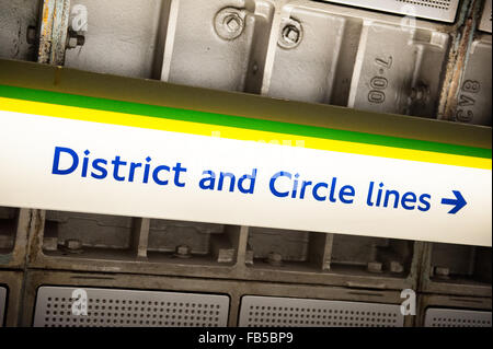 District e Circle Line della metropolitana di Londra la stazione della metropolitana di Londra. Foto Stock