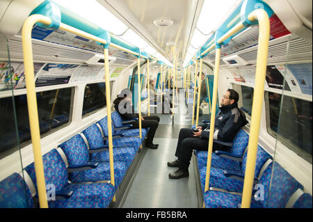 Le persone che viaggiano in un vuoto carrello tranquilla sulla metropolitana di Londra sulla Jubilee Line a Londra. Foto Stock