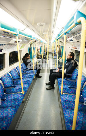 Le persone che viaggiano in un vuoto carrello tranquilla sulla metropolitana di Londra sulla Jubilee Line a Londra. Foto Stock