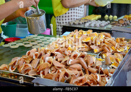 La cucina Thai dolciumi Khanom Buang (una sorta di pancake riempito) Foto Stock