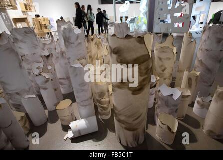 Nanjing, cinese della provincia di Jiangsu. Decimo gen, 2016. Persone di visualizzare le opere di studenti universitari durante un'arte e design show in Nanjing, a est della capitale cinese della provincia di Jiangsu, 10 gennaio, 2016. © Wang Xin/Xinhua/Alamy Live News Foto Stock