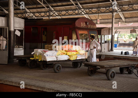 Merci in attesa di essere caricato su un treno passeggeri a colombo fort Stazione ferroviaria ( Mainline station) in Colombo, Sri Lanka Foto Stock