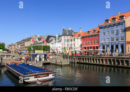 Canal tour in barca nelle Nyhavn, Copenaghen, Zelanda, Danimarca, Scandinavia, Europa Foto Stock