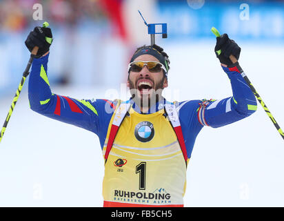 Ruhpolding in Germania. Decimo gen, 2016. In Francia la Martin Fourcade festeggia dopo aver vinto gli uomini 15 km mass start evento presso la Coppa del Mondo di Biathlon di Chiemgau Arena a Ruhpolding, Germania, 10 gennaio 2016. Foto: KARL-JOSEF HILDENBRAND/dpa/Alamy Live News Foto Stock