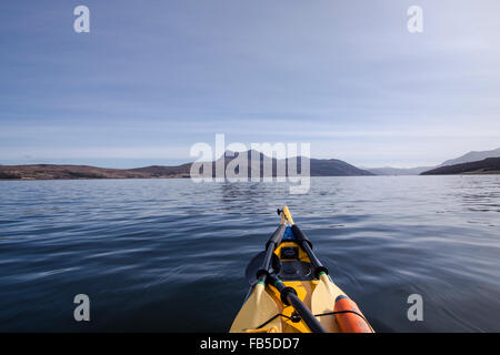 Kayak di mare sul piccolo Loch Ginestra Foto Stock