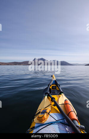 Kayak di mare sul piccolo Loch Ginestra Foto Stock