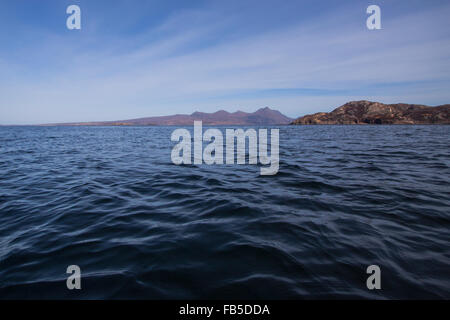 Kayak di mare sul piccolo Loch Ginestra Foto Stock