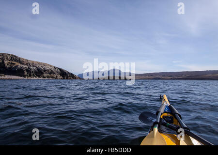 Kayak di mare sul piccolo Loch Ginestra Foto Stock