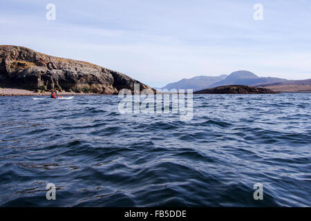 Kayak di mare sul piccolo Loch Ginestra Foto Stock