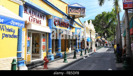 Front Street in Philipsburg, la città capitale di Sint Maarten nelle Antille olandesi Foto Stock